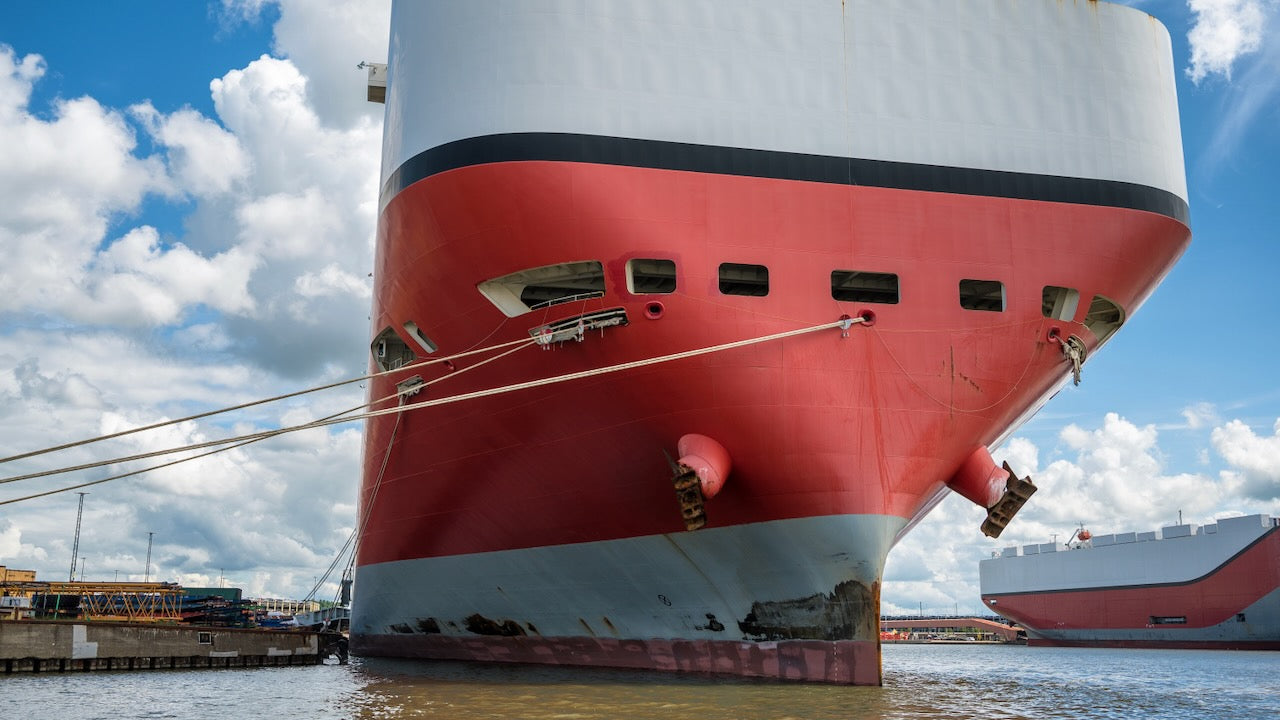 Autofrachter rammt bei Starkwind in Bremerhaven die Pier