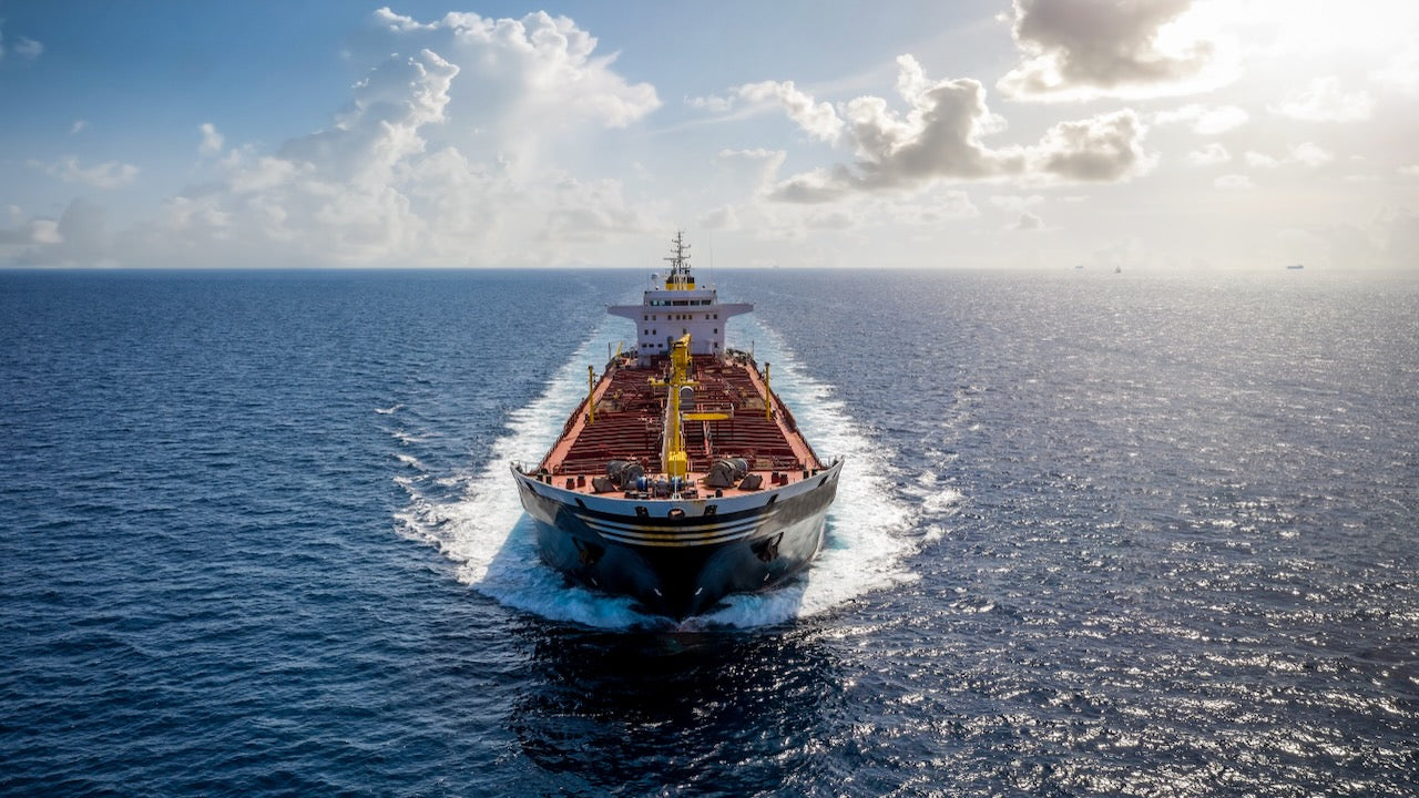 Massengutfrachter auf offener See. Foto im Ankerherz Blog: Adobe Stock