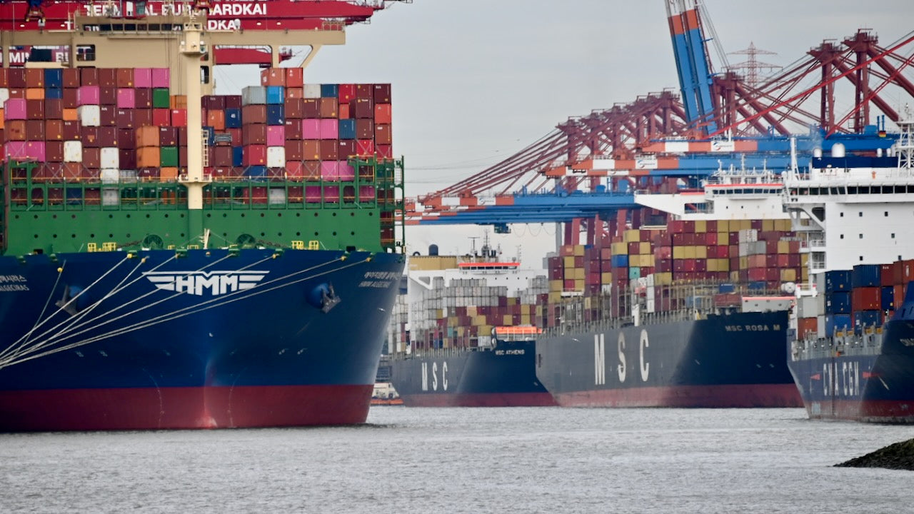 Frachter rammt Containerbrücke im Hamburger Hafen