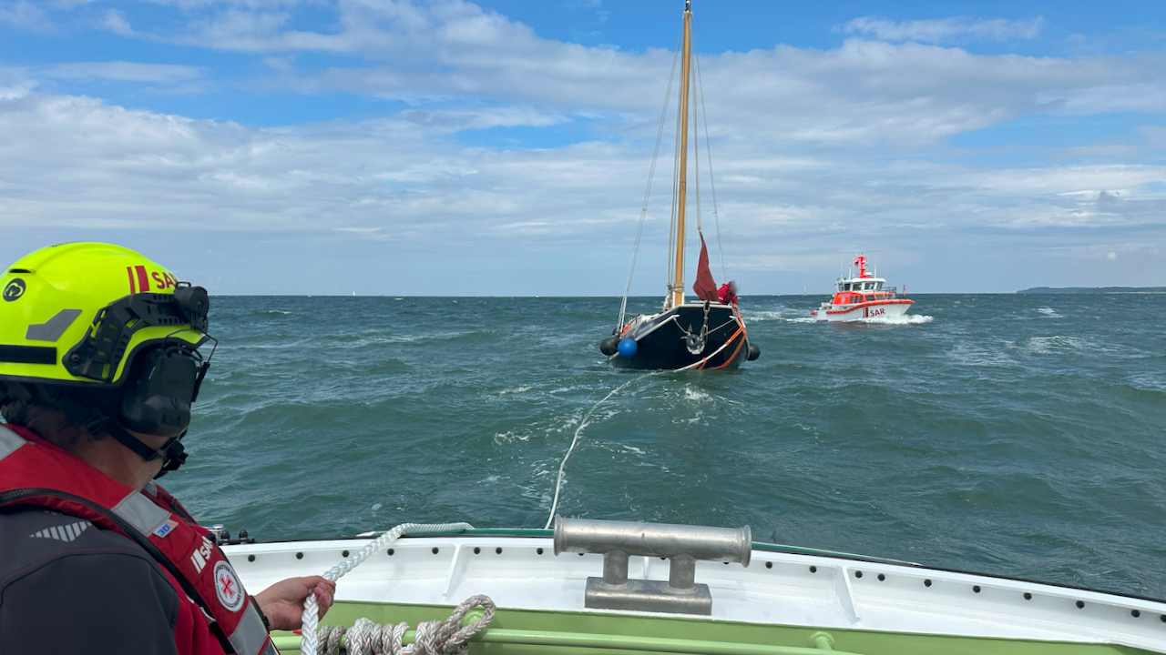 Einsatz für die Seenotretter vor Travemünde für ein Plattbodenschiff. Foto: Seenotretter