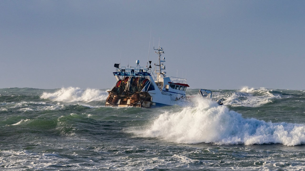 19 Fischer nach Feuer an Bord aus stürmischer See gerettet