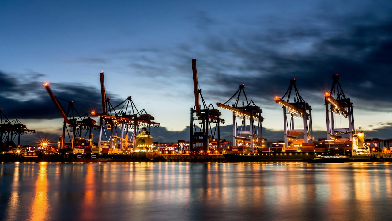 Kräne im Hamburger Hafen Terminal Altenwerder