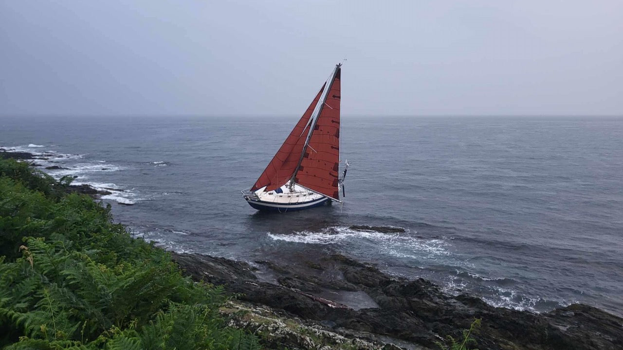 Mysteriös: Yacht unter Segeln strandet an der Küste von Cornwall