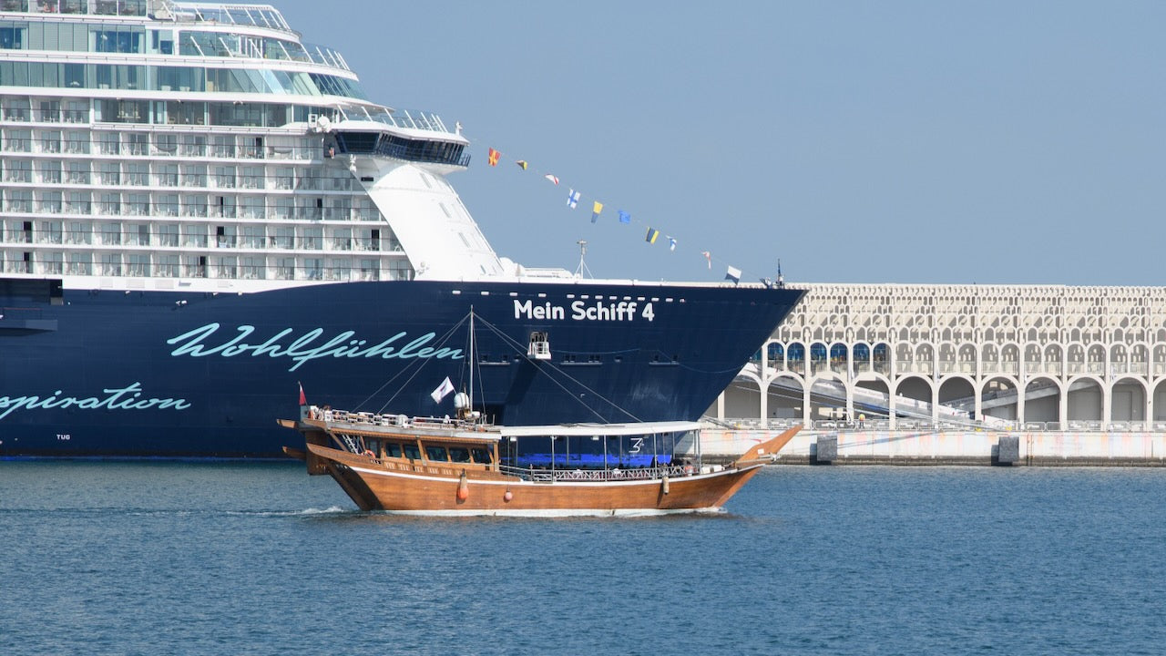 Mein Schiff 4 im Hafen von Doha