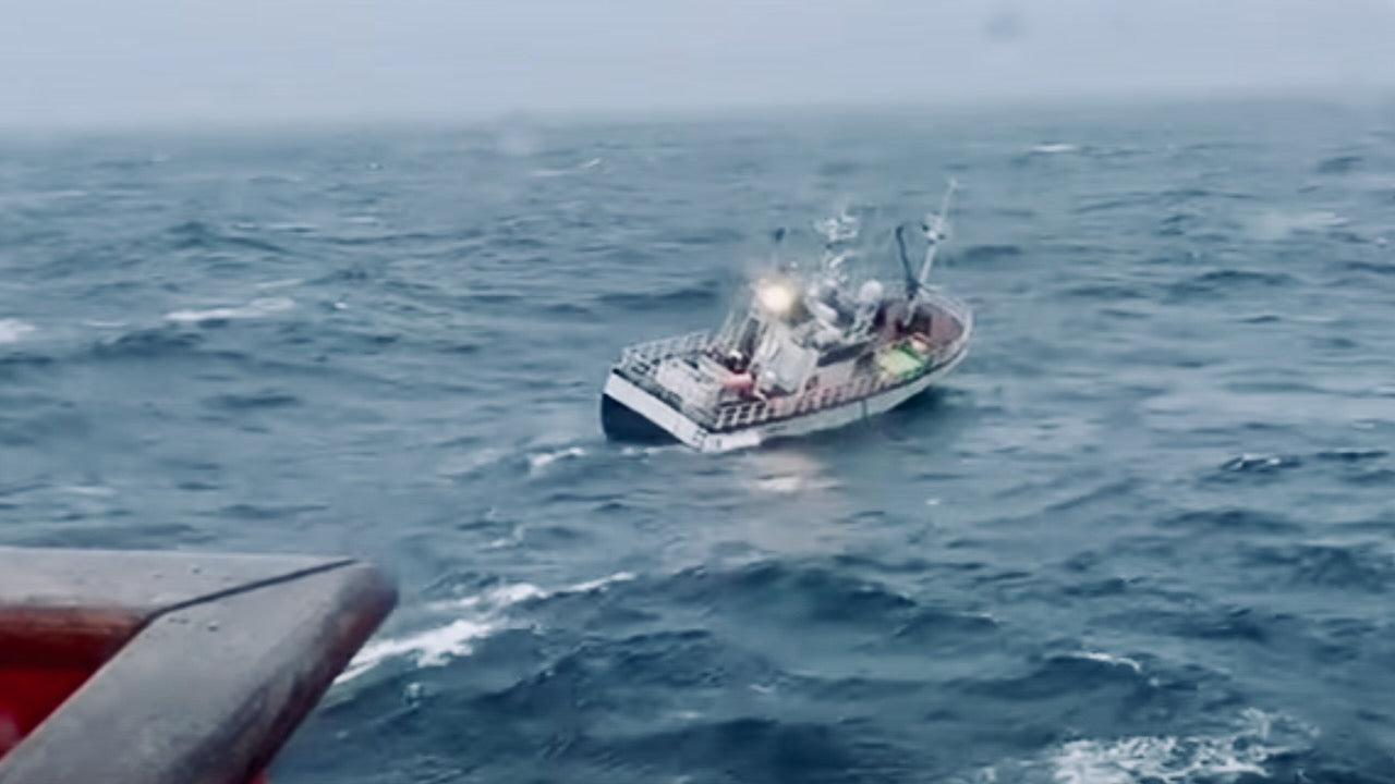 Trawler in Seenot. Foto: Salvamento Maritimo