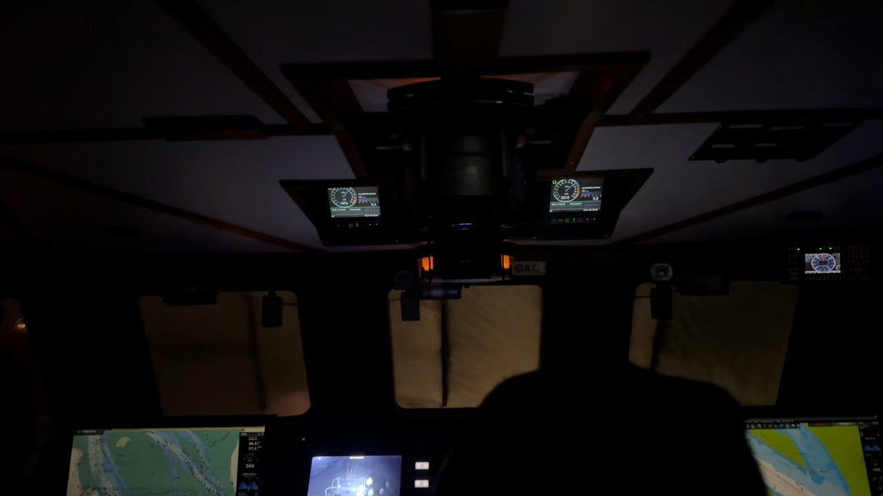 Einsatz für die Seenotretter für schwer verletzten Lotsen. Foto: Seenotretter