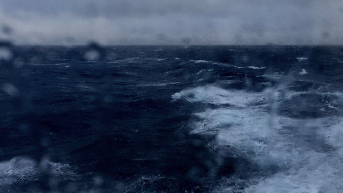 Drama in der Biskaya: Segelboot im schweren Sturm - Ankerherz Verlag