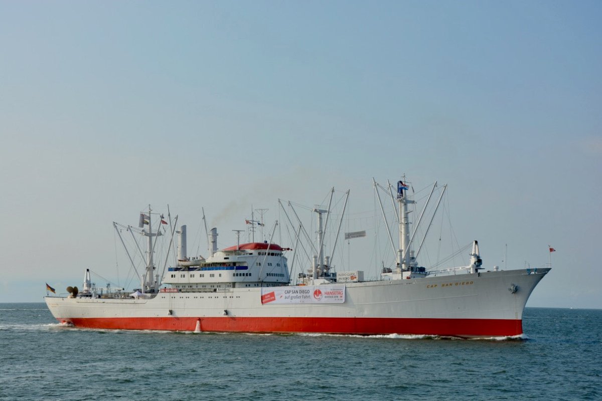 Eine Kapitänin auf der Brücke der Cap San Diego - Ankerherz Verlag