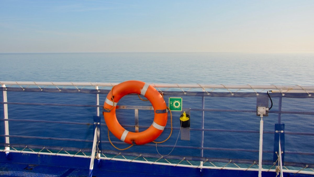 Mann über Bord! Zwei Menschen stürzen von Kreuzfahrtschiffen - Ankerherz Verlag
