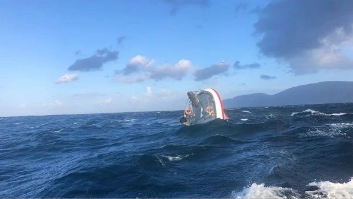 Mayday: Fischtrawler sinkt innerhalb weniger Minuten vor Spanien - Ankerherz Verlag