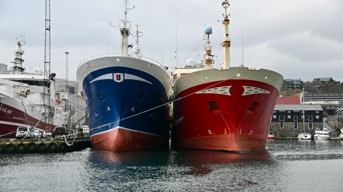 Wellenschlag: Trawler mit 16 Fischern sinkt vor den Färöer - Ankerherz Verlag