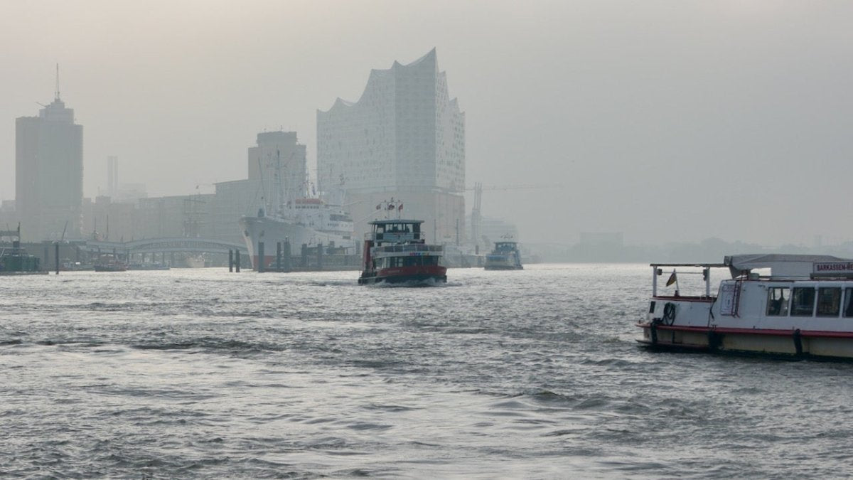 19-jähriger fällt vor der Elbphilharmonie von einer Fähre in die Elbe - Ankerherz Verlag