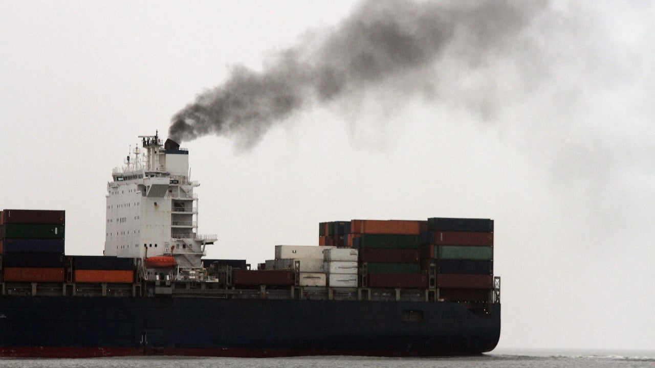 Abgaswolke Containerschiff