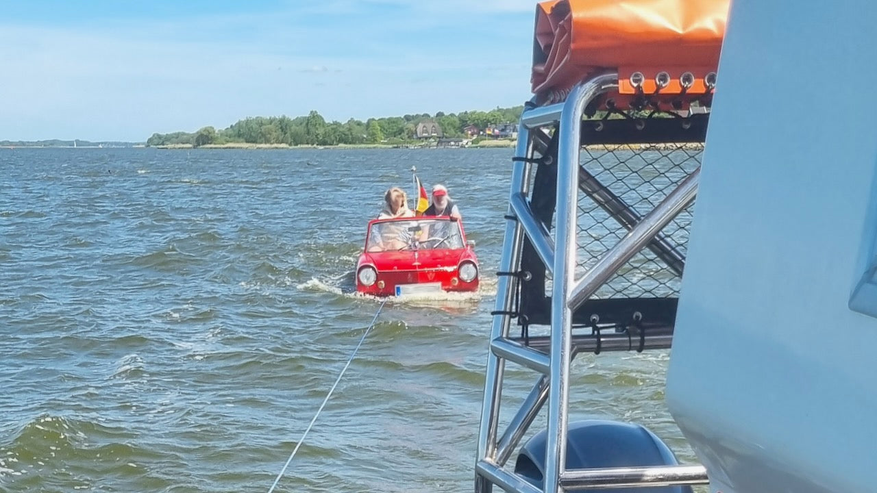 Seenotretter schleppen Amphibienfahrzeug ab