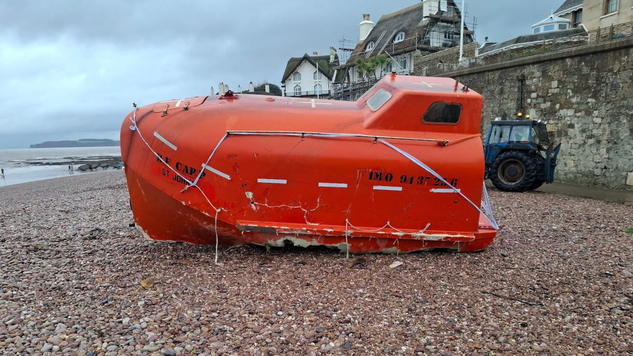 Rätsel in England: Wie kommt dieses Wrack an den Strand von Beer?