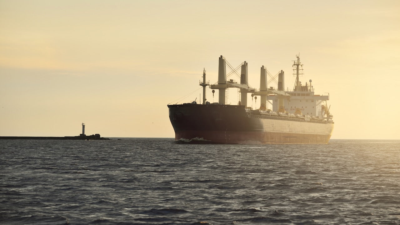 Crew eines Frachters rettet 34 Fischer von brennendem Trawler