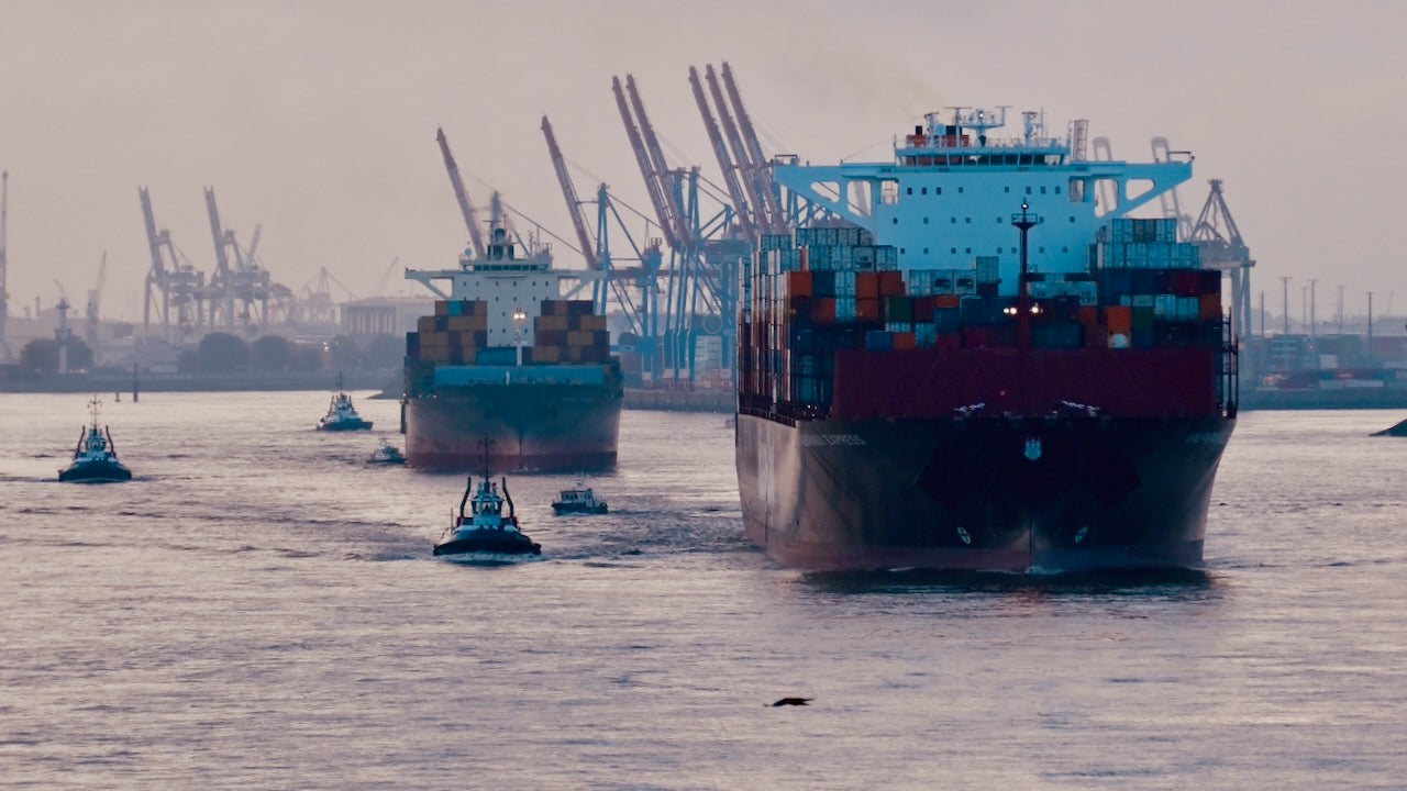 Containerfrachter im Hamburger Hafen