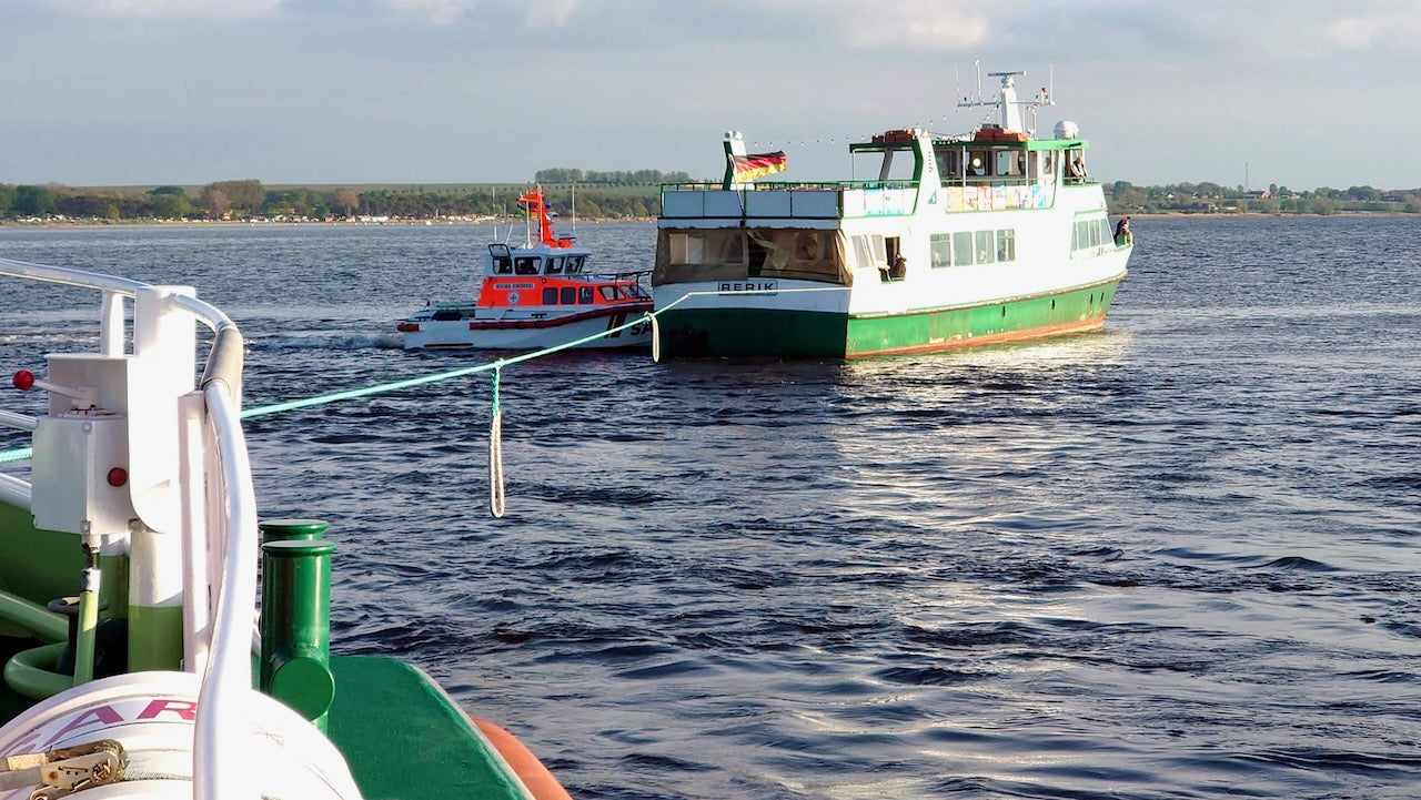 Seenotretter ziehen Fahrgastschiff aus Salzhaff