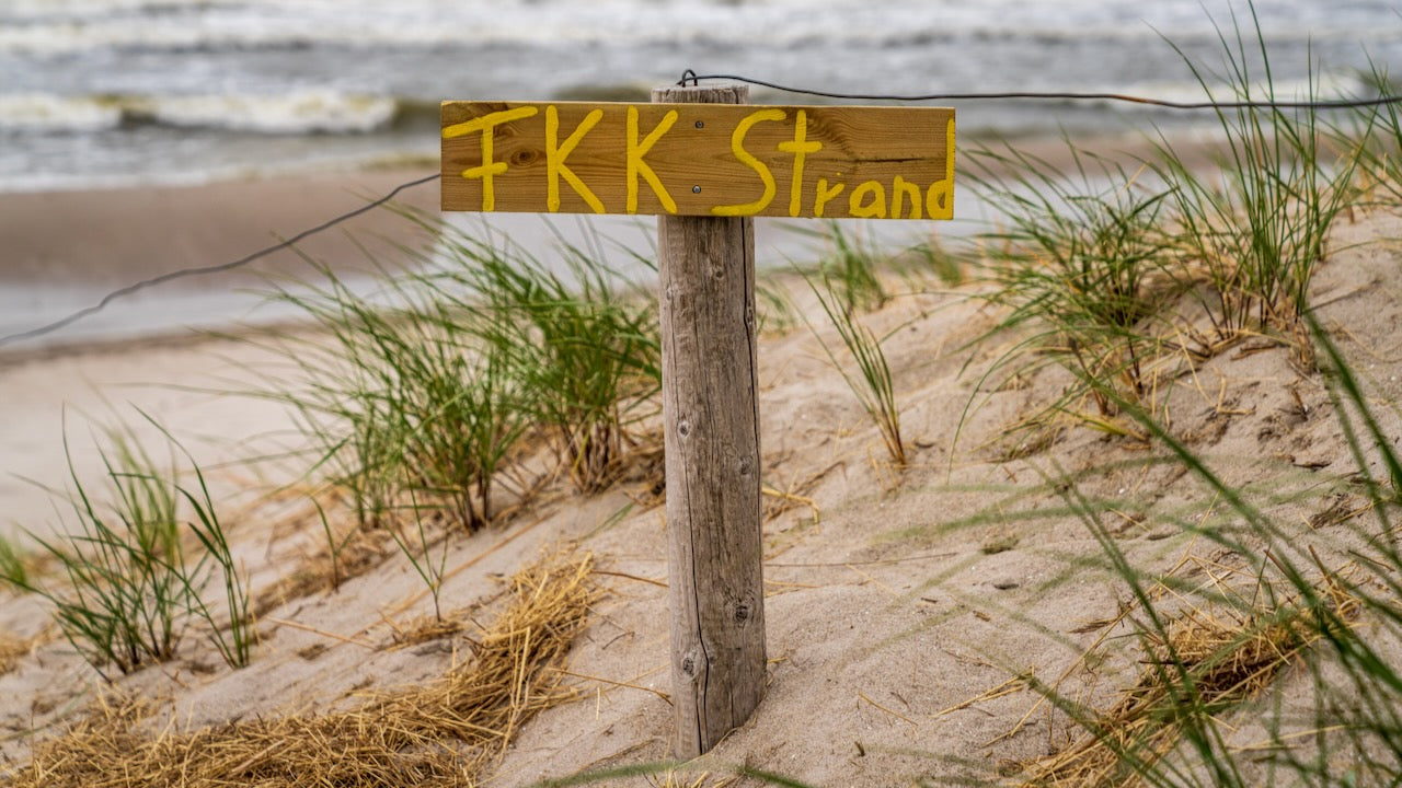 Blank ziehen oder Tschüs - Rostock streitet über FKK-Strand