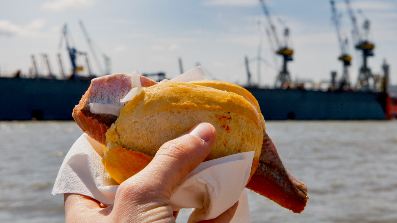 Fischrbrötchen auf den Landungsbrücken von Hamburg. Foto: Adobe Stock
