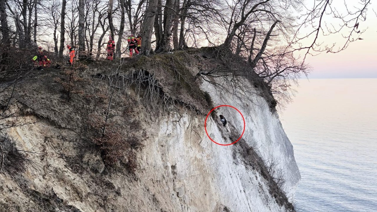 Rügen: Junge Frau klettert für Handy in Piratenschlucht