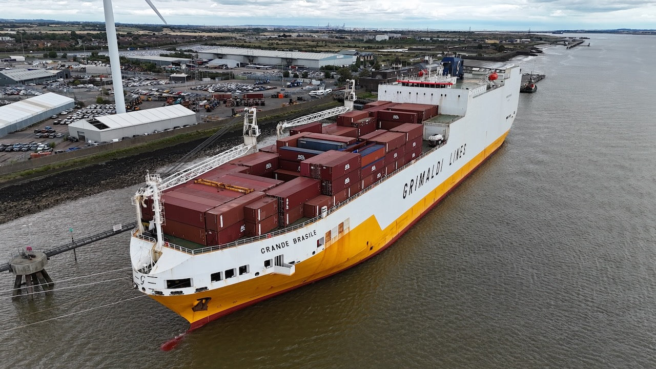 Ro-Ro-Containerfrachter treibt nach Feuer vor Englands Küste