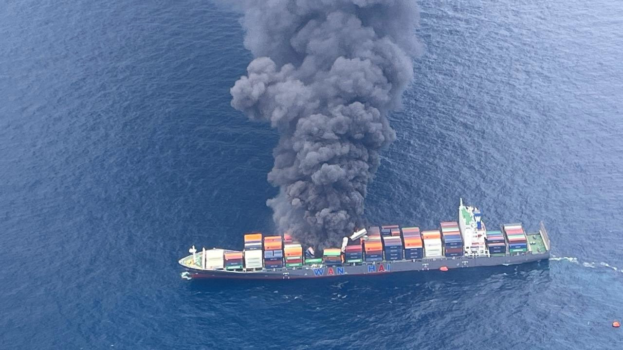 Crewmitglieder nach Explosion auf großem Frachter vermisst