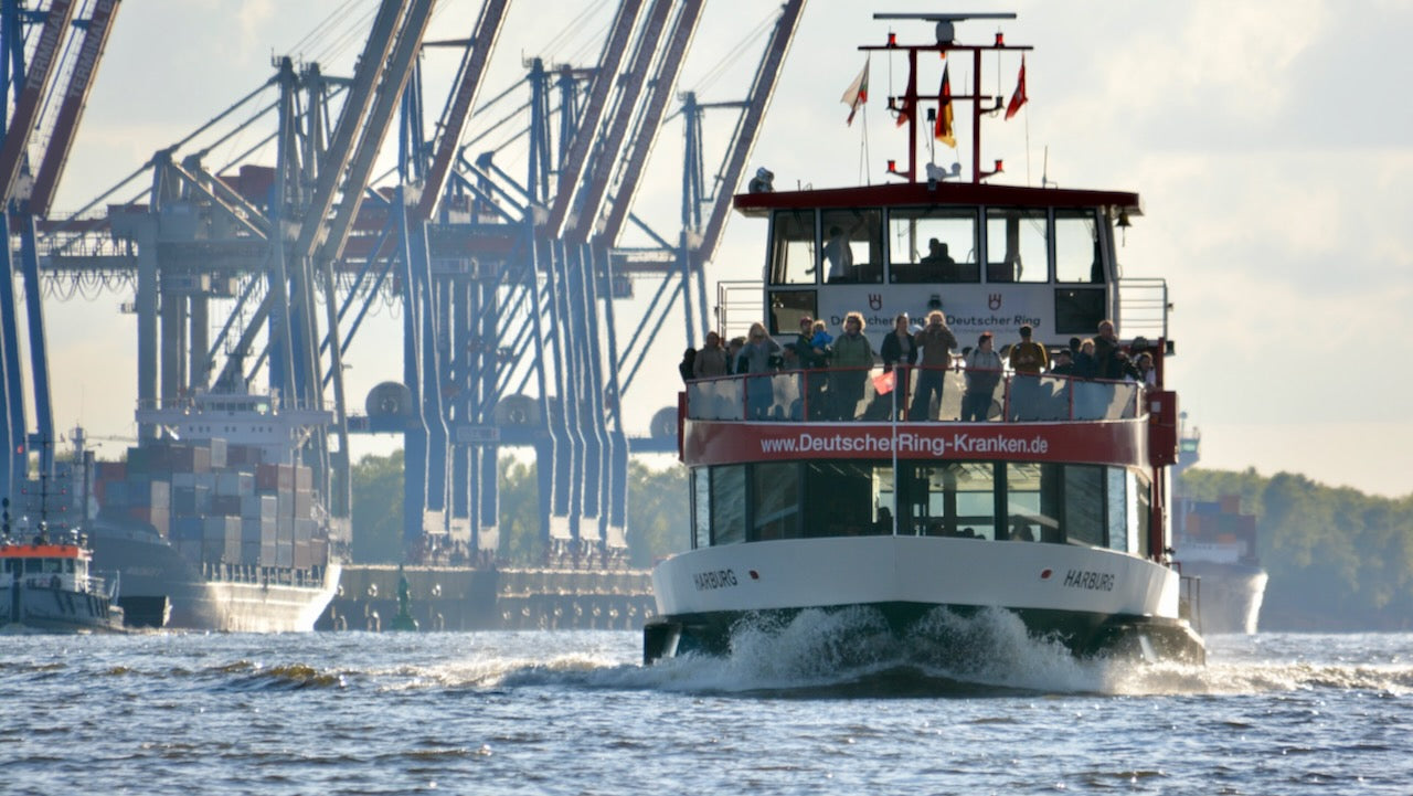 Hafenfähre auf der Elbe bei Hamburg