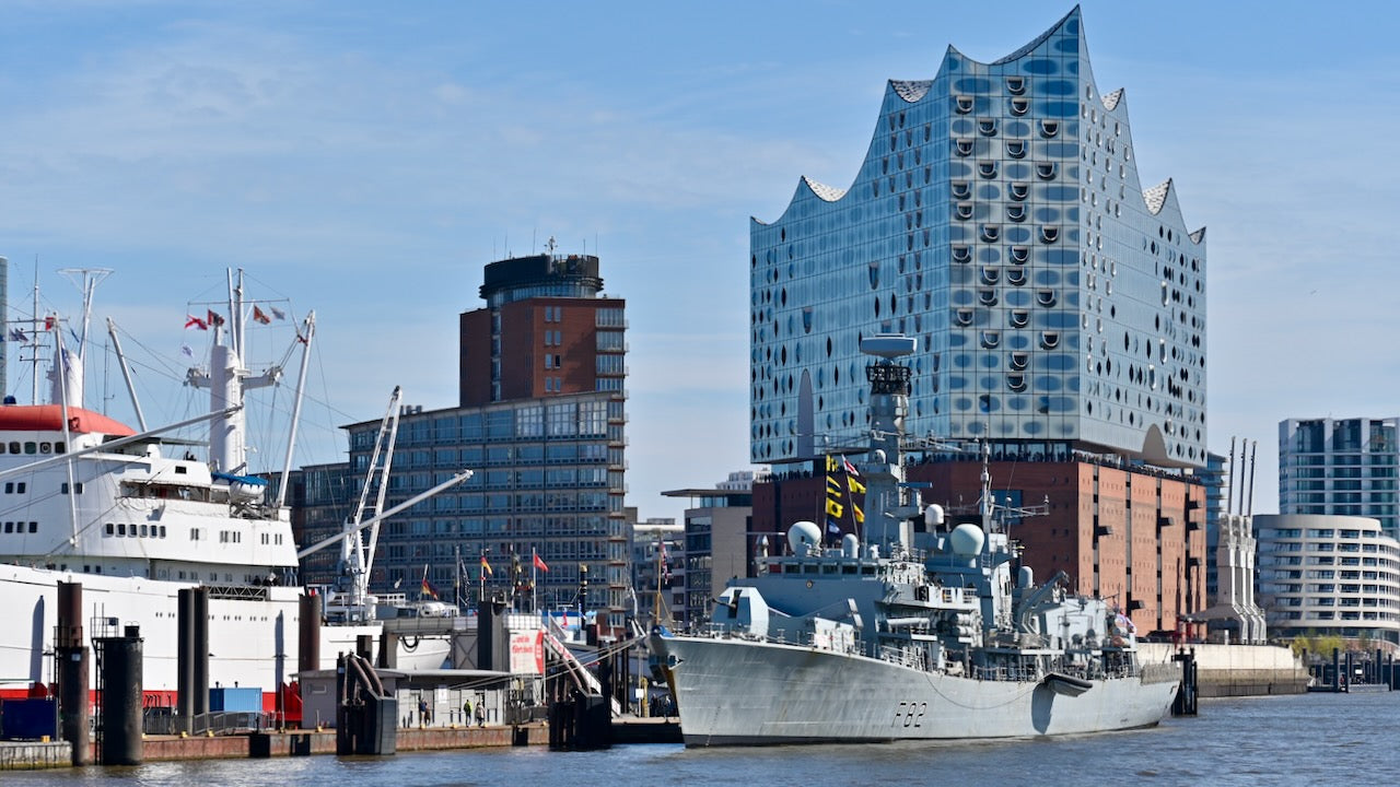 Welcome in Hamburg: HMS Somerset an der Überseebrücke