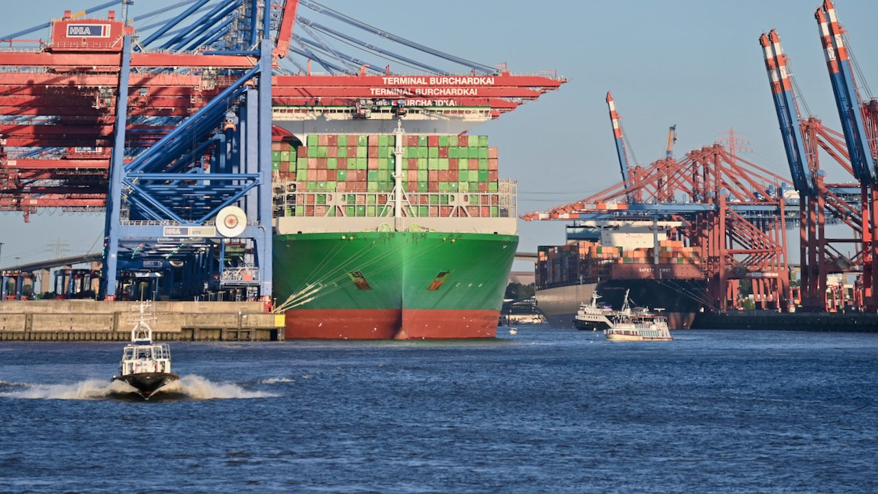 Großcontainerfrachter im Hamburger Hafen - Foto von Ankerherz