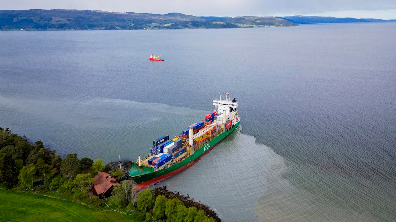 Containerschiff kracht nahe Trondheim in Vorgarten