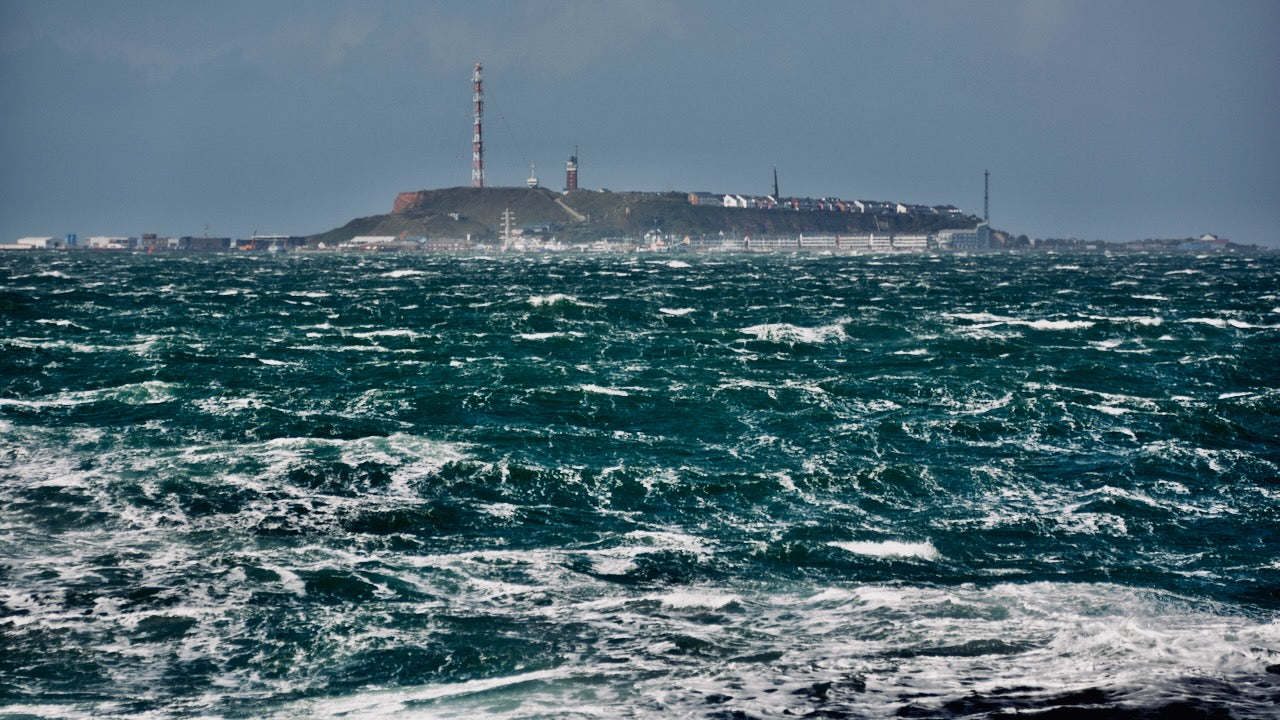 Starkwind und hohe Wellen: kein Schiff geht nach Helgoland