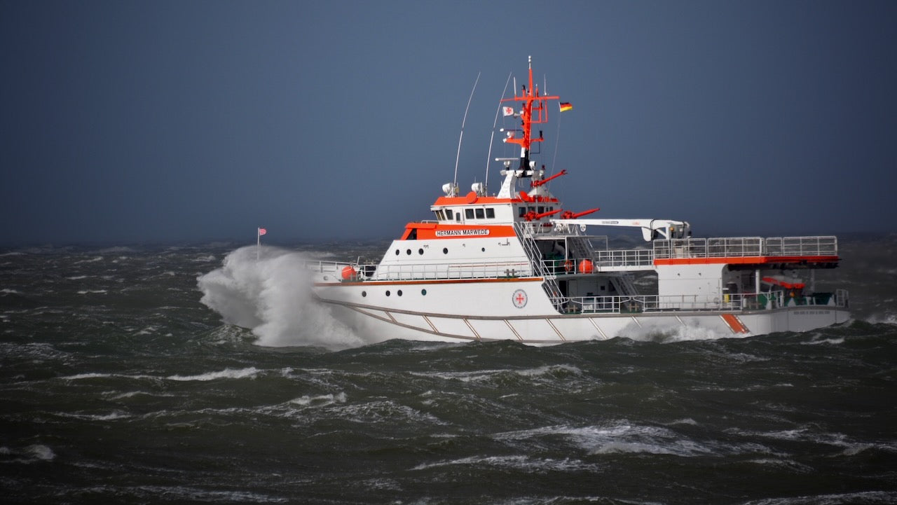 Seenotrettungskreuzer Hermann Marwede im Sturm vor Helgoland. Foto von Ankerherz