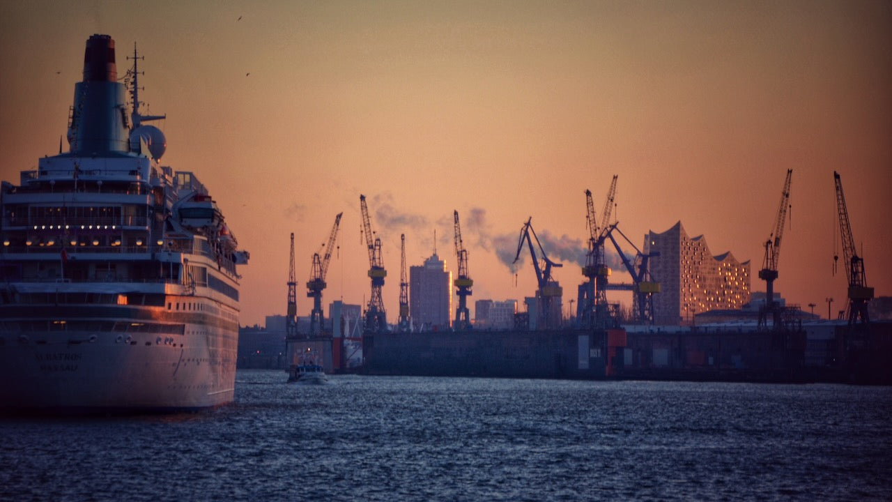 Kreuzfahrtschiff vor der Skyline von Hamburg. Foto von Ankerherz