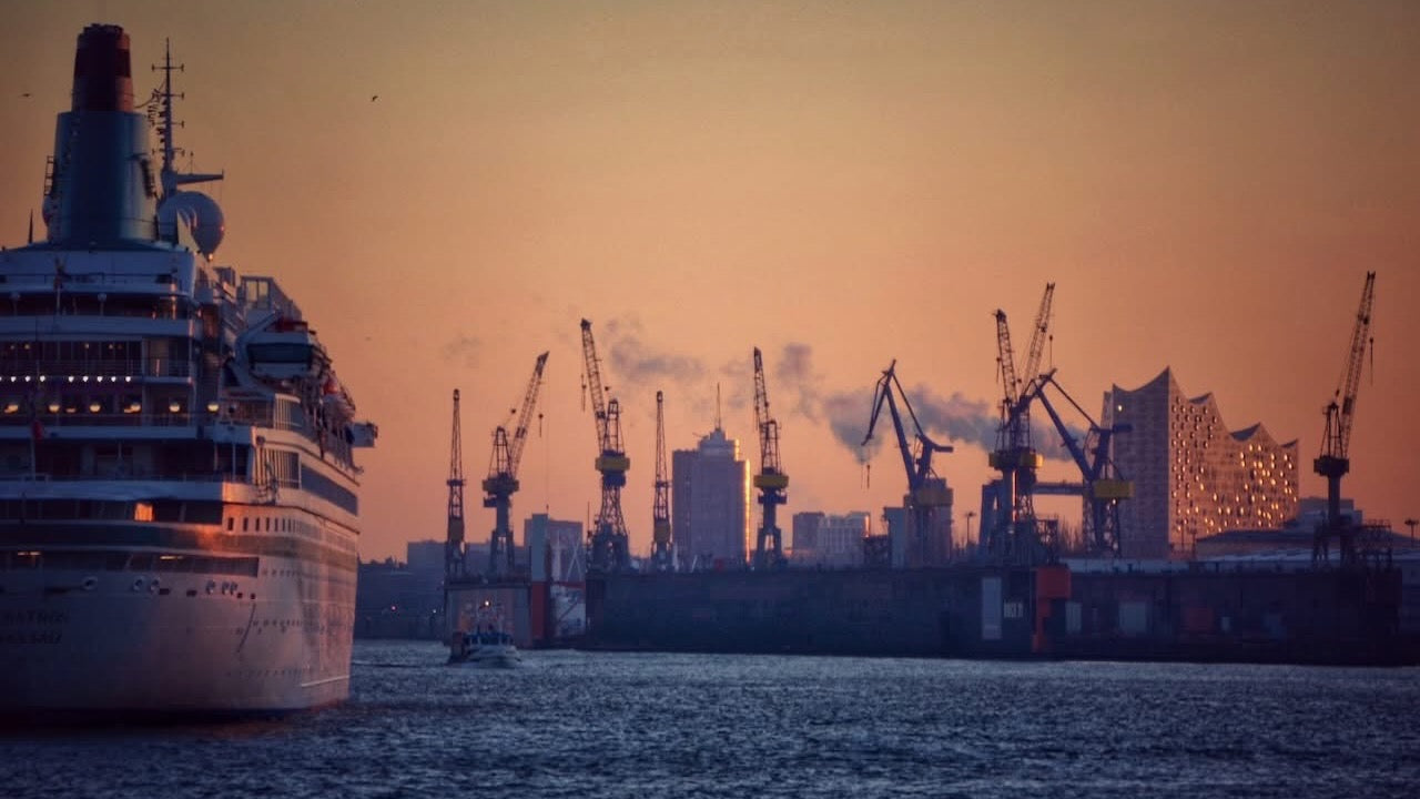 Kreuzfahrtschiff in Hamburg