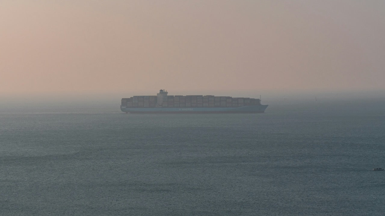 Großcontainerfrachter treibt nach Explosion im Atlantik