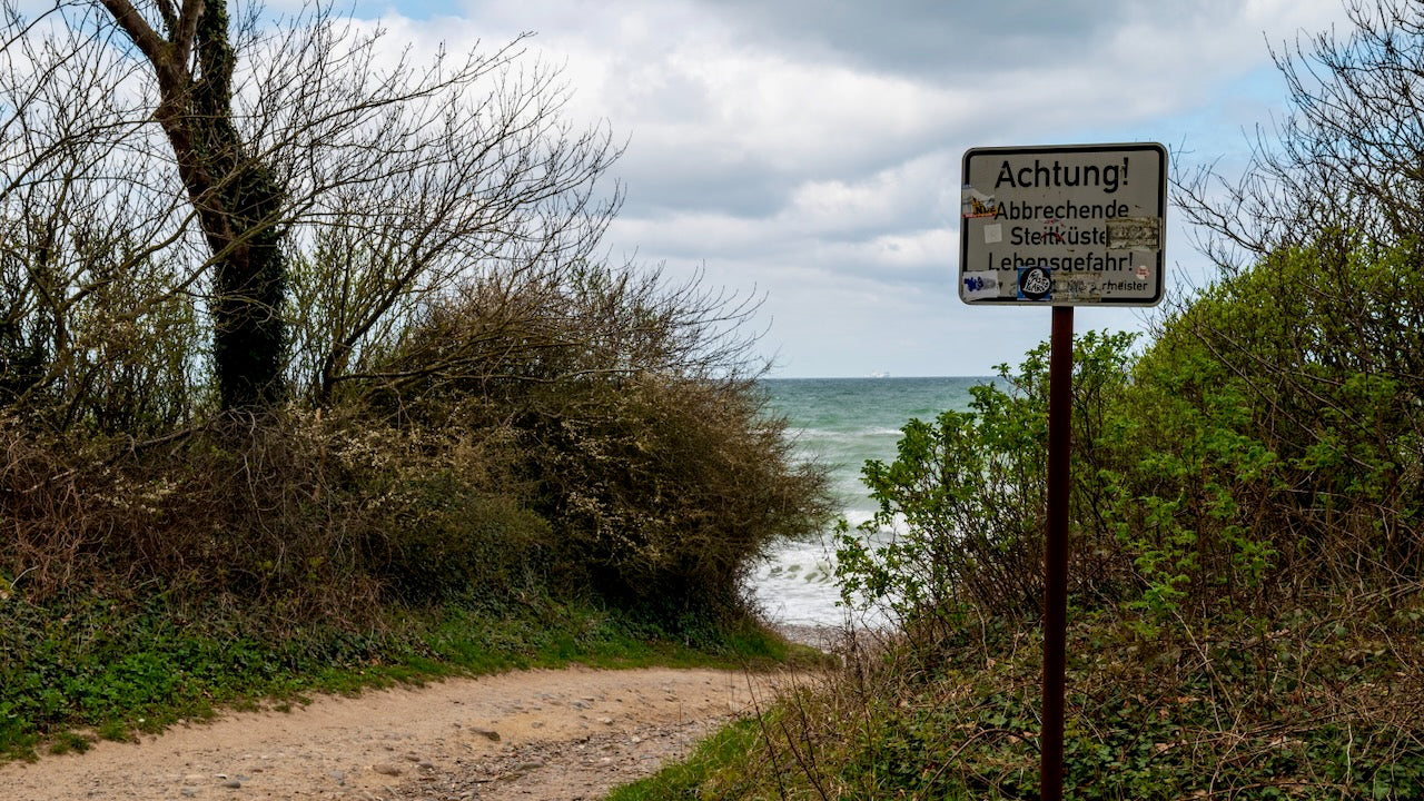 Radfahrerin rutscht an Steilküste bei Nienhagen in die Tiefe
