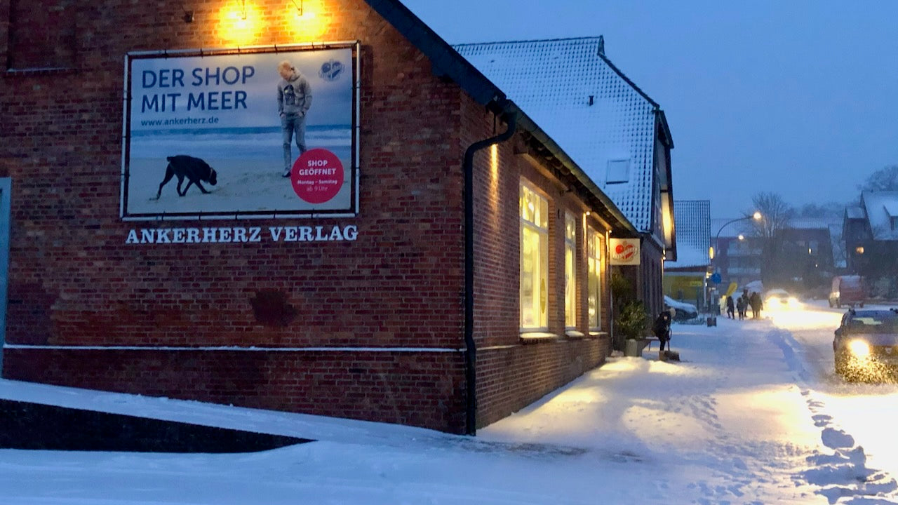 Alter Tanzsaal im Schneefall an einem Wintertag. Foto: Ankerherz