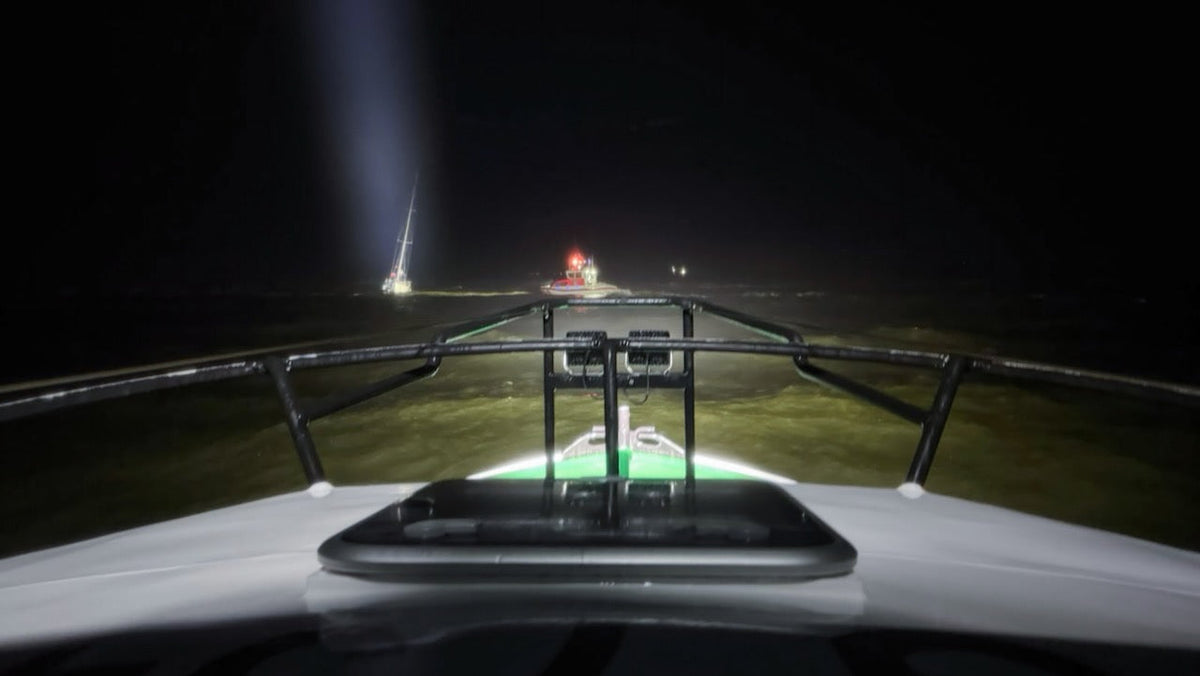 Seenotretter im Einsatz in Brandungszone vor Baltrum. Foto: Seenotretter