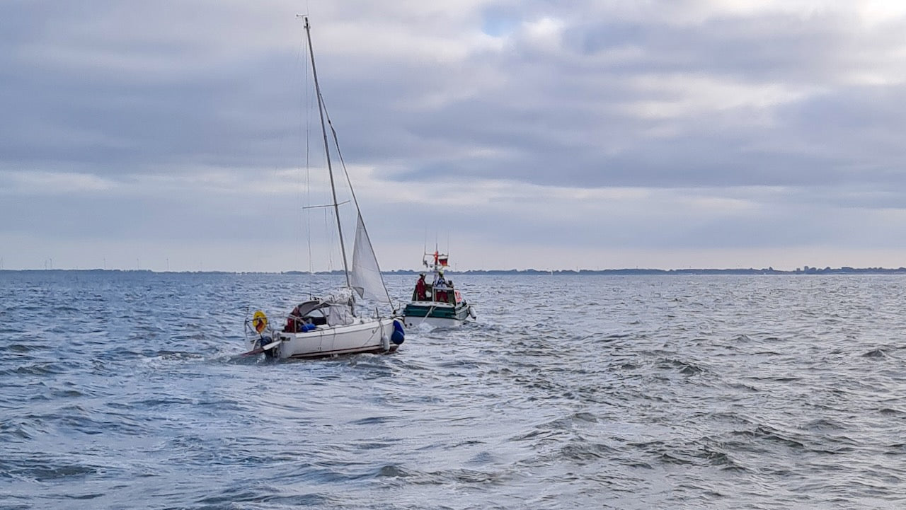 Seenotretter im Einsatz auf einer Sandbank vor Mellum