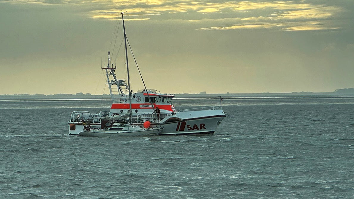 SAR-Helikopter rettet seekranke Segler auf der Nordsee