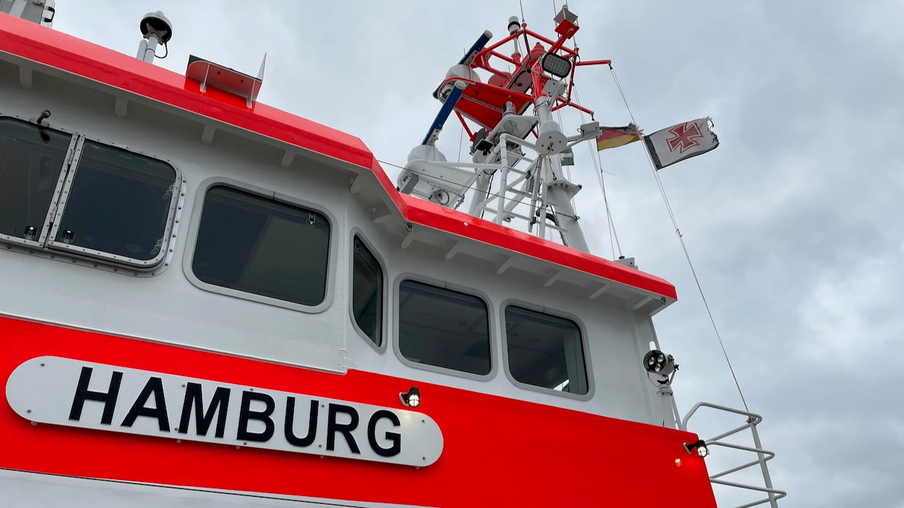 Seenotretter setzen Flagge auf Halbmast