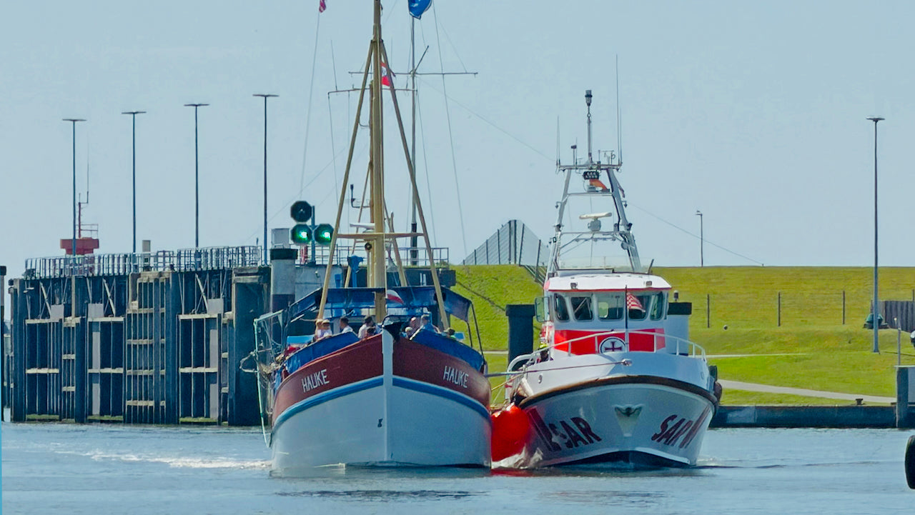 Seenotretter helfen Ausflugskiutter Büsum