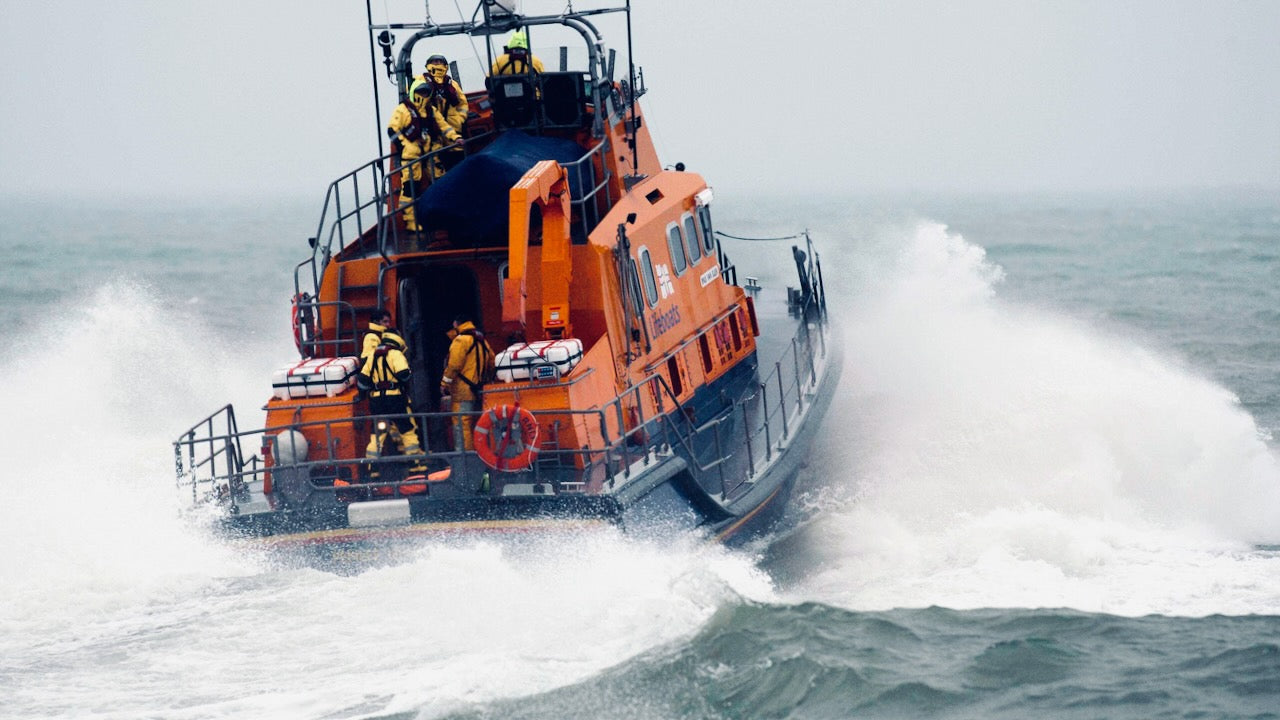 Sechs Fischer in fünf Meter hohen Wellen vor Isles of Scilly gerettet