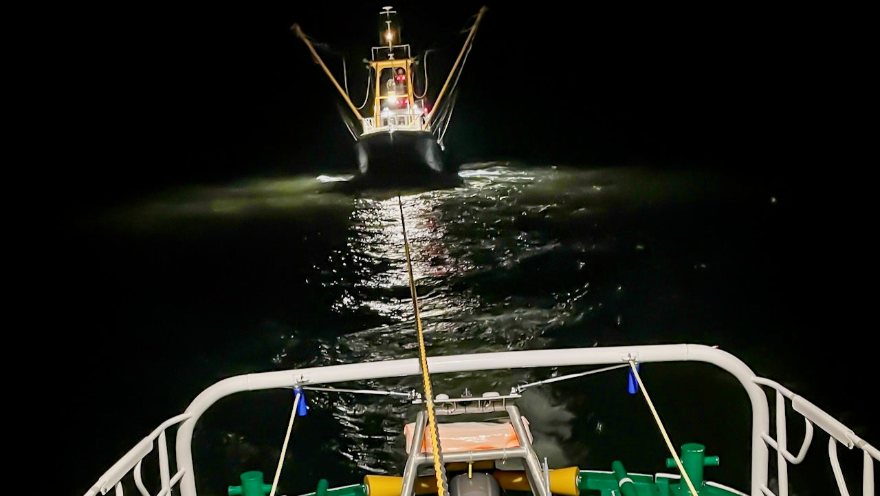 Seenotretter schleppen Kutter nach Büsum. Foto: Seenotretter