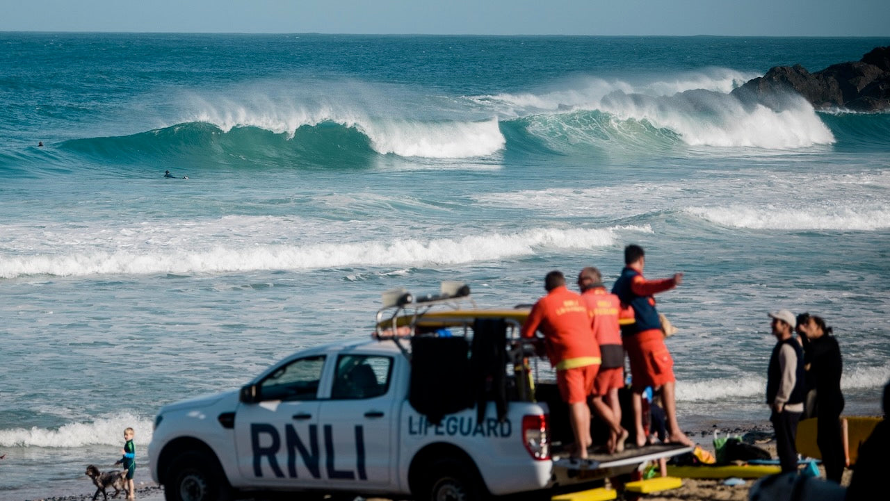 Surfer wird gerettet und erlebt Welle der Empörung