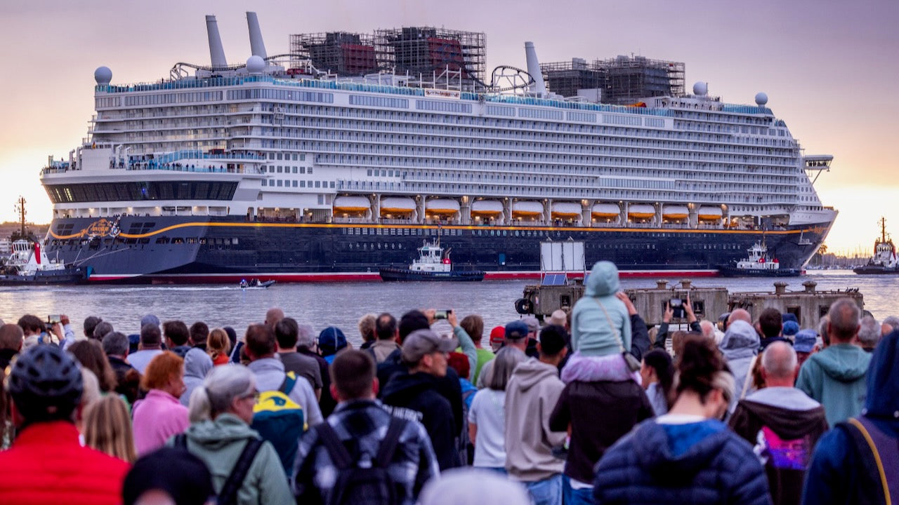 Kreuzfahrtriese "Disney Adventure" verlässt unter Jubel Wismar