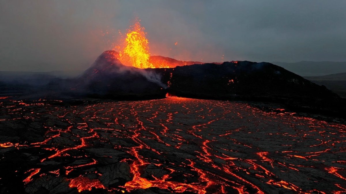 Auf Island ist erneut ein Vulkan ausgebrochen - Fischerdorf evakuiert - Ankerherz Verlag