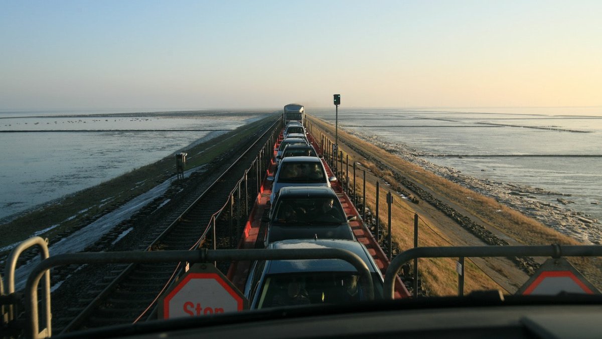 Betrunkener Mann stoppt Autozug nach Sylt - Ankerherz Verlag