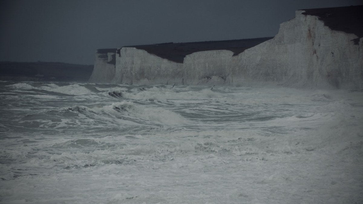 Boot der Seenotretter kentert in Wellen vor Birling Gap - Ankerherz Verlag